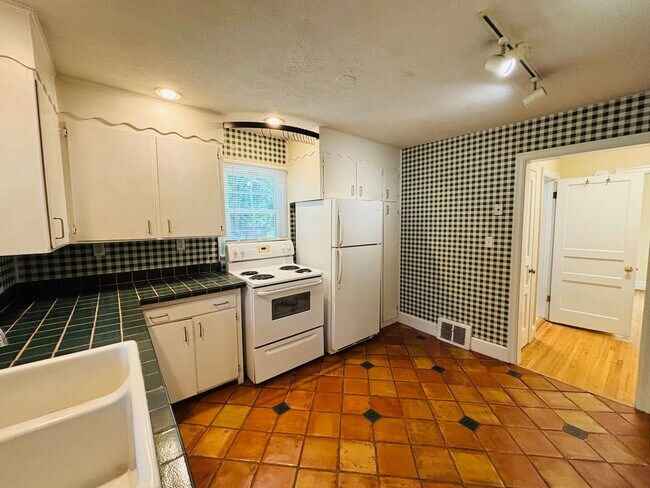 Photo - 1011 Draper Rd SW