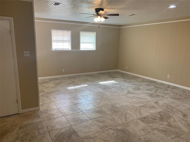 Photo - 323 Dalby St