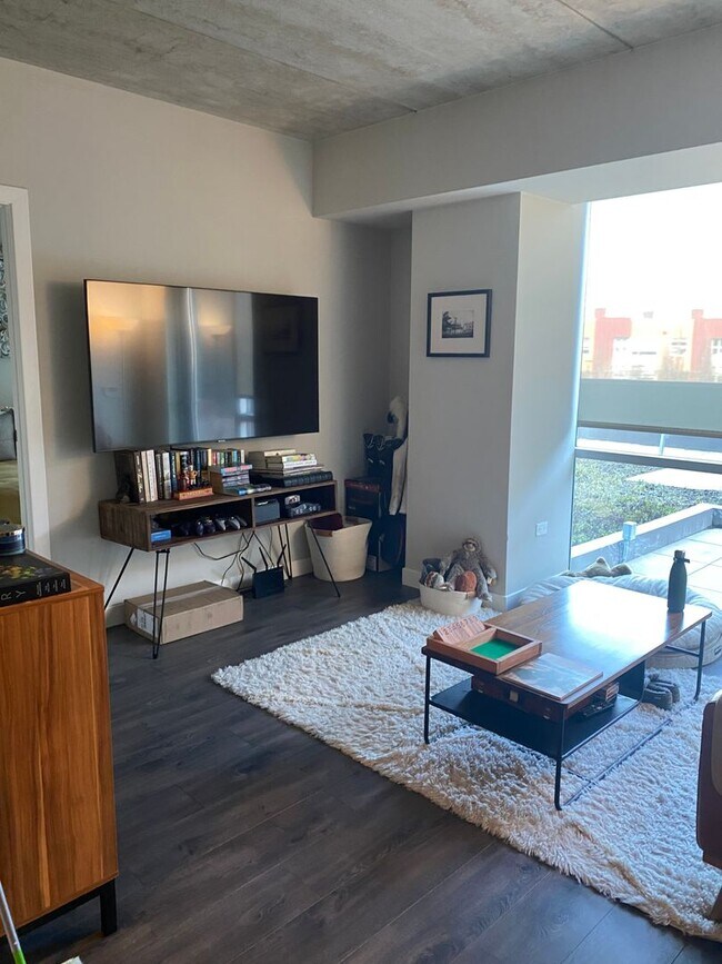 Photo - 1833 N Leavitt St Unidad 212