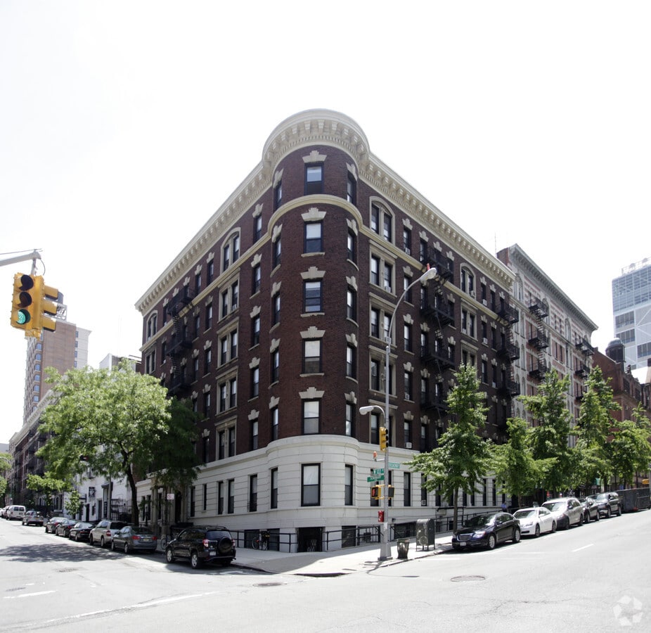 Photo - Castle Court Apartments