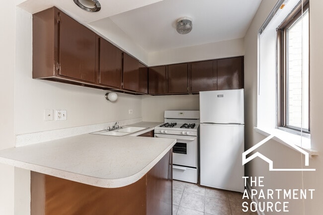 Building Photo - 5909 N Kenmore Ave Unit 206