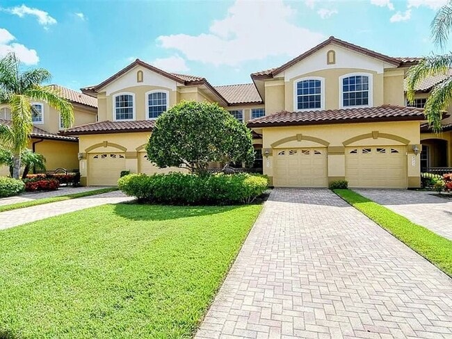 Building Photo - ** 3 MONTH MINIMUM - 9 MONTH MAXIMUM LEASE OPTIONS ** GORGEOUS TURNKEY FURNISHED CONDO LOCATED IN...