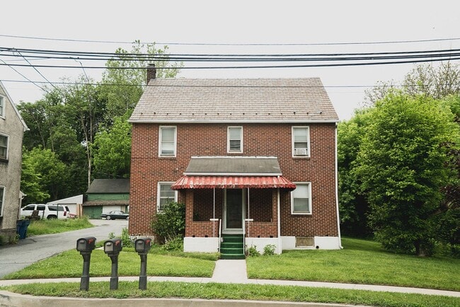 Building Photo - 914 Hellertown Rd Unit 3