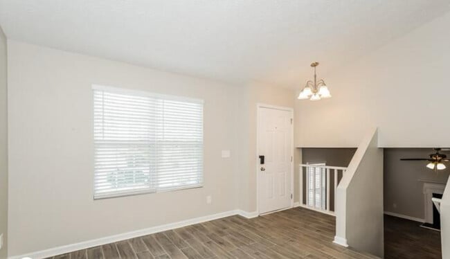 Photo - 709 Taylor Ct NE