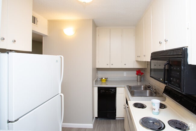 2 BR, 1 BA 795 SF - Casa Del Rio Apartments