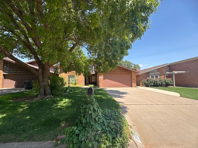 Building Photo - Two-story, four-bedroom, three-bathroom ho... Rental