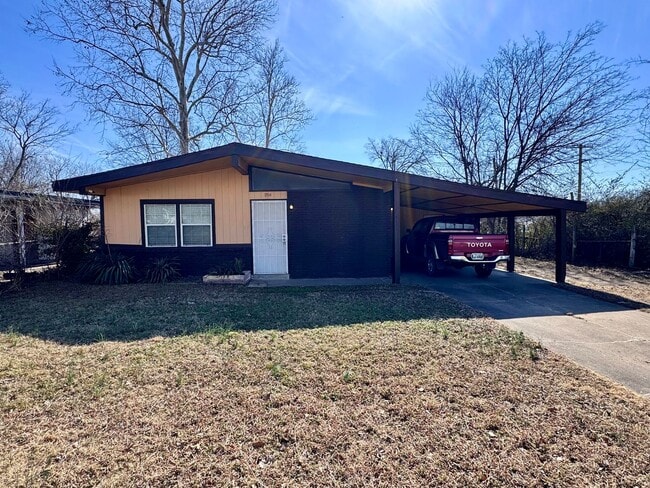 Building Photo - Charming 3-bedroom, 1-bath home featuring an attached carport and a fully fenced backyard—perfect...