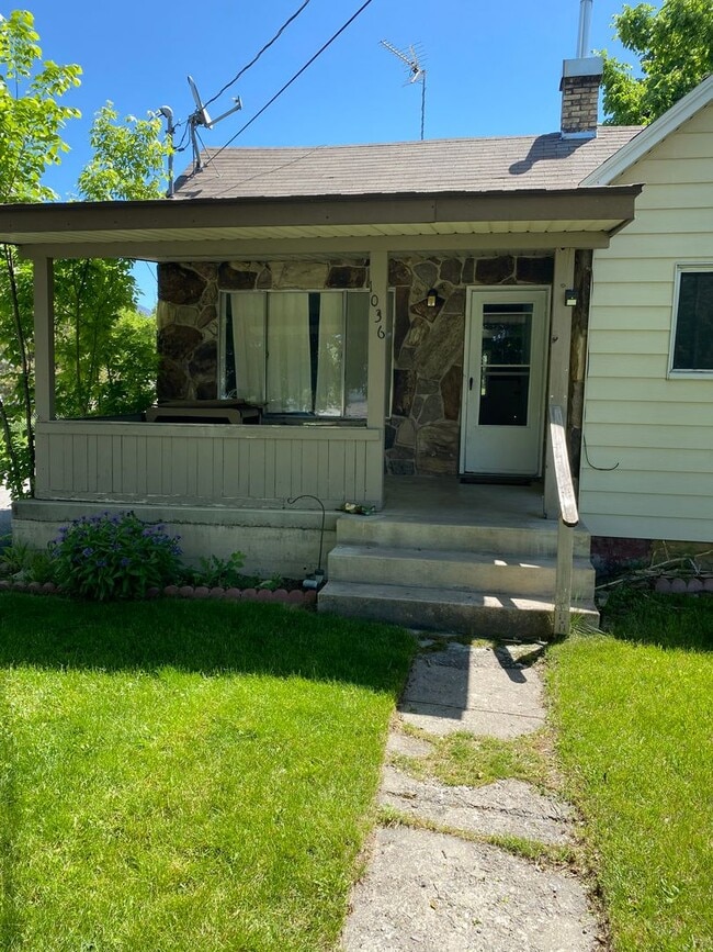 Photo - Great 2 br 1 bath House. Pet Friendly.  Available for December move in!