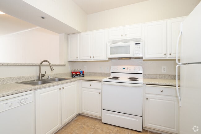 1BR, 1BA - 765SF - Kitchen