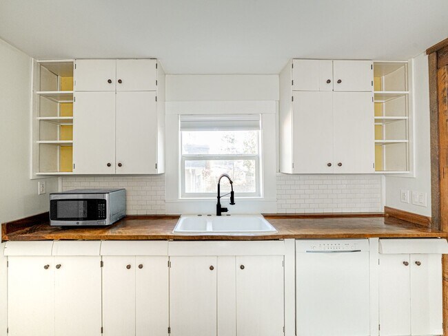 Photo - Adorable, fully updated 1-bdr/1-bath Milwa...