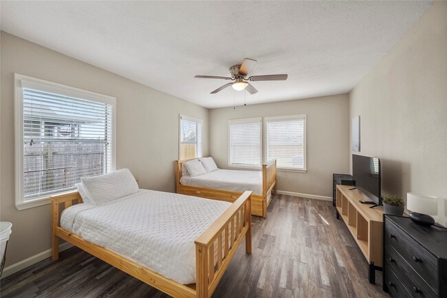 Photo - 2111 8th Ave N