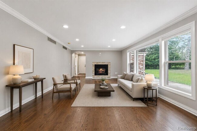Photo - 1592 Lone Pine Rd