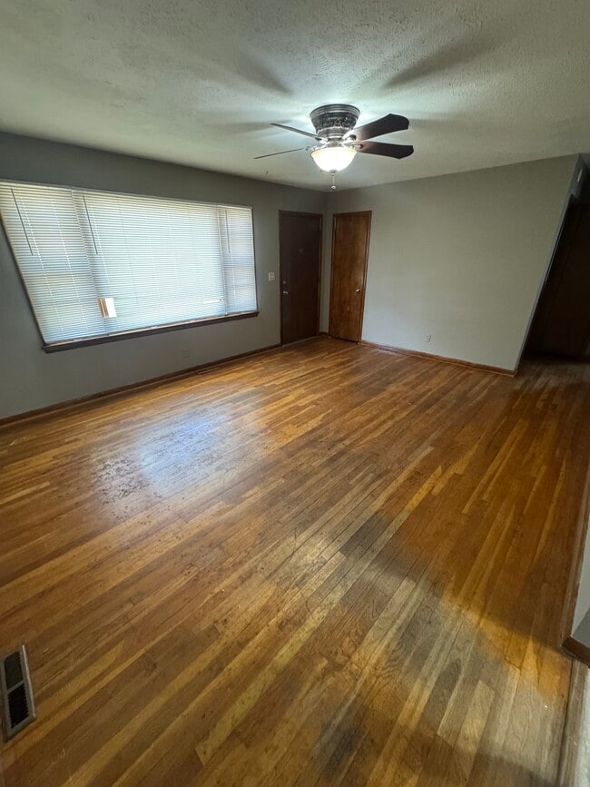 Building Photo - 611 Maple Ave