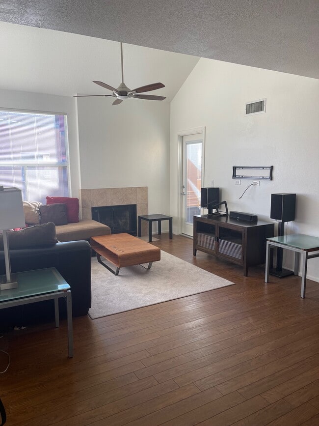 Building Photo - 154 W 5th St Unit 1