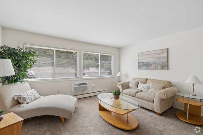 1BR, 1BA - 675SF - Living Room