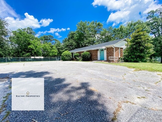 Building Photo - Newly Renovated Home in Clinton