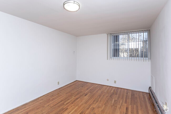 1BR, 1BA - 733 SF