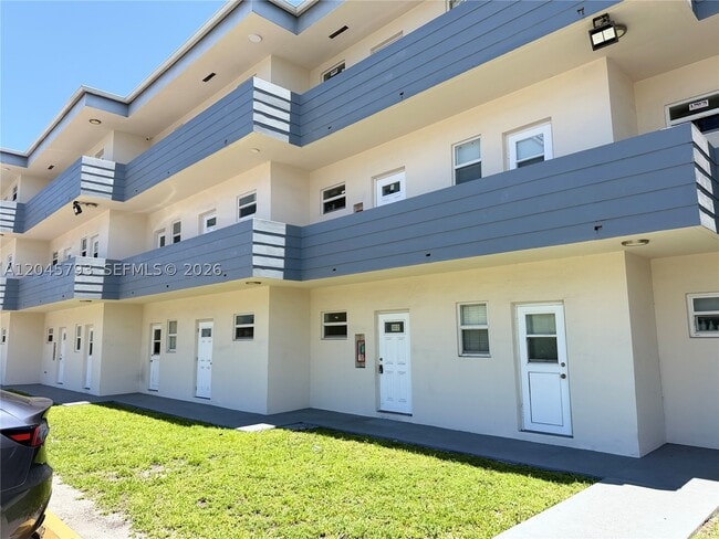 Building Photo - 13215 NE 6th Ave Unit 102
