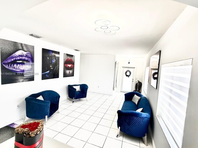 Photo - 690 E 6th Pl