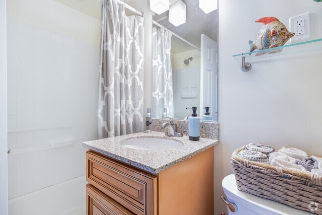 2BR, 1BA - 995SF - Bathroom