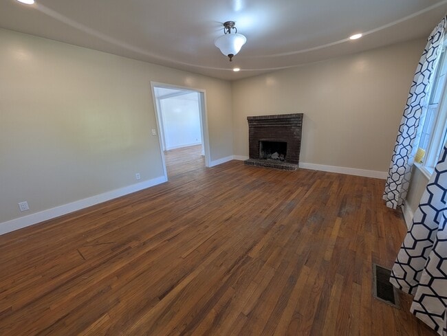 Photo - 427 Crossway Rd