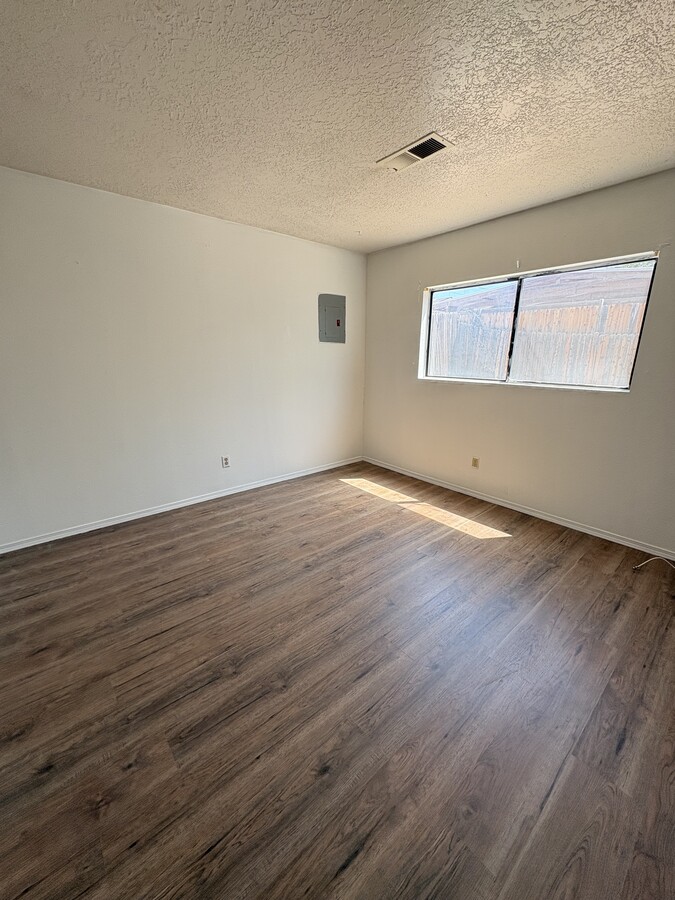 Photo - 132 Merlida Ct SW