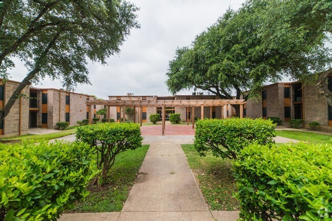 Building Photo - Oaks on Bandera Rental