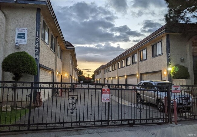 Photo - Updated 3br 2.5 bath near shopping & freeways Unidad 1