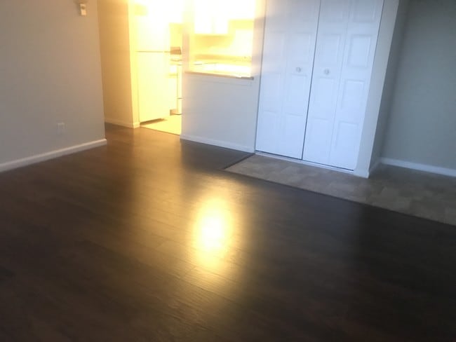 Sala de estar y cocina - 5333 Cedar Point Dr Unidad 132F
