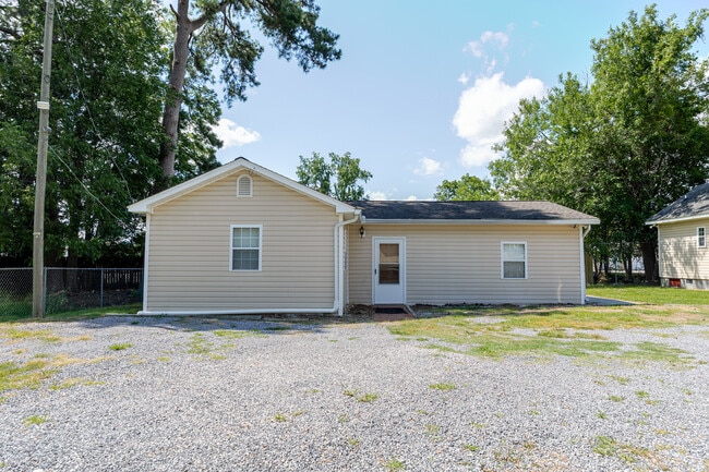Building Photo - 2621 State Rd S-21-535
