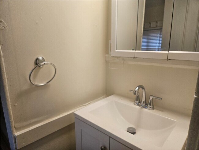 Photo - 614-618 E State St