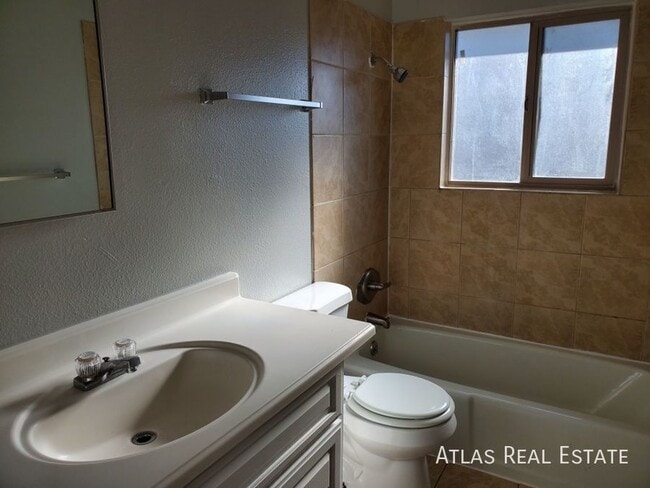 Photo - 4319 Dewey Dr Unit 4