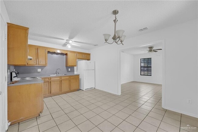 Photo - 13 Goldenrod Ave