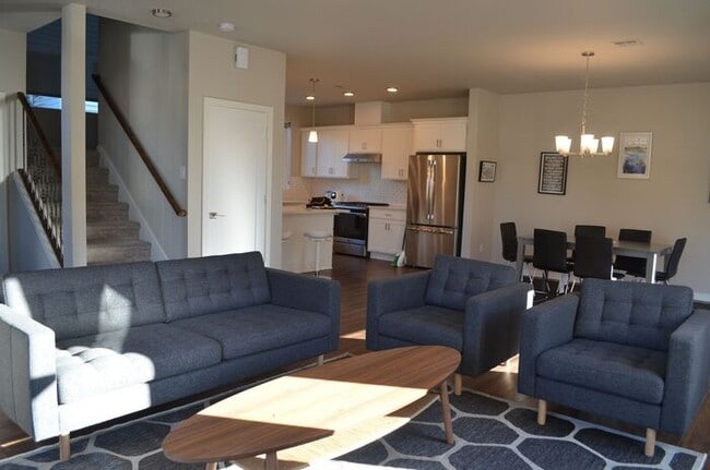 Photo - Spacious Master Bedroom for Rent in Modern...