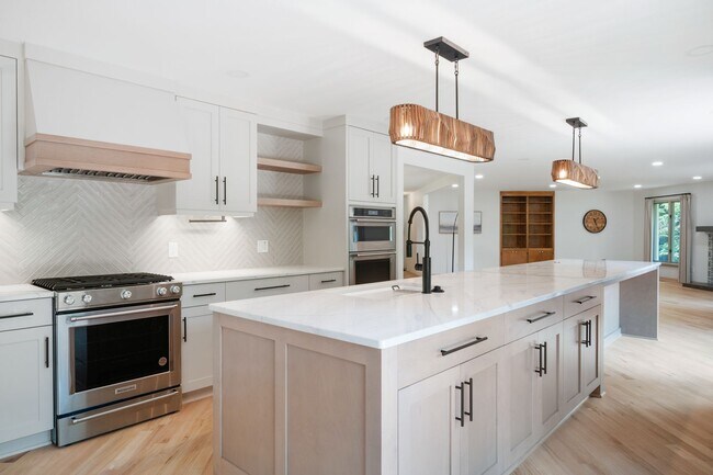 Photo - 5 Bed/4.5 Bath Undergrads OK Close to VT