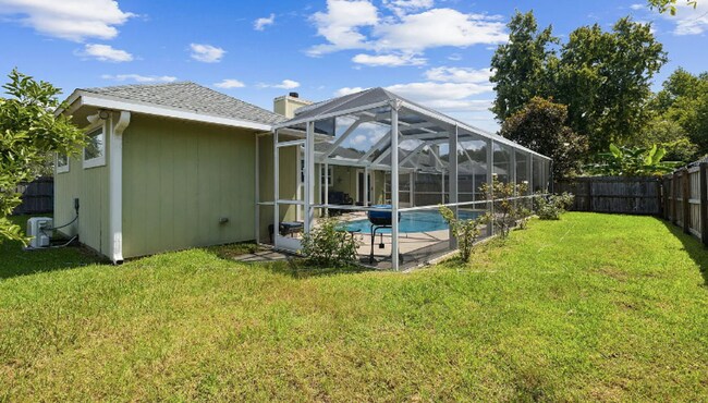 Photo - private - backyard fenced in large master suite!