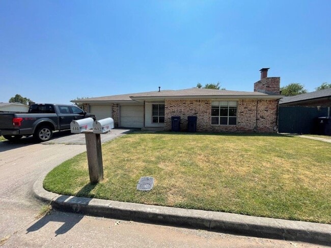 Building Photo - 2 bed, 1 and 1/2 baths with a 1 car garage and new countertops! cute duplex for rent near SW 89th...