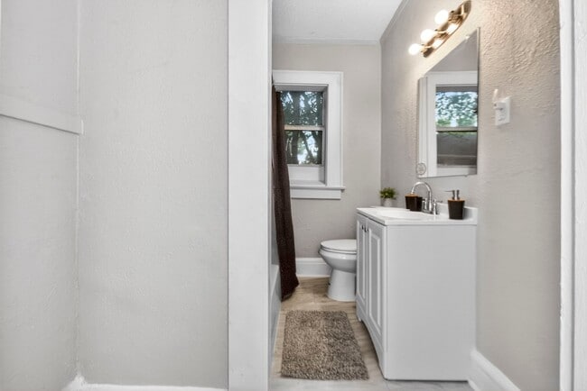 Photo - 2724 Hubbard St