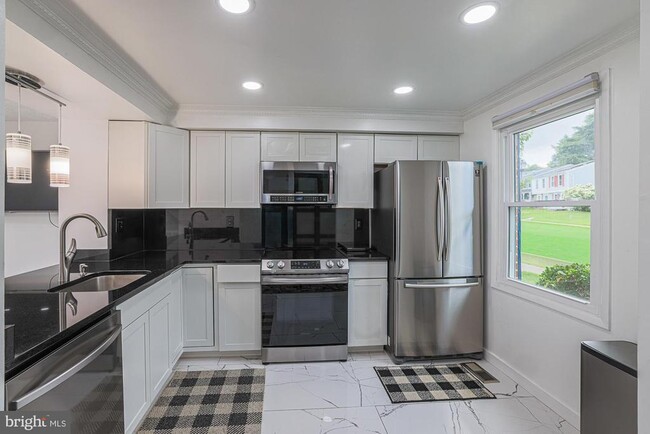 Building Photo - 9 Stillwood Cir