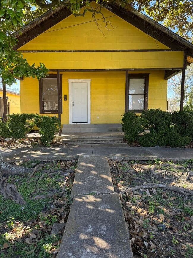 Building Photo - 1025 Lake Charles Ave