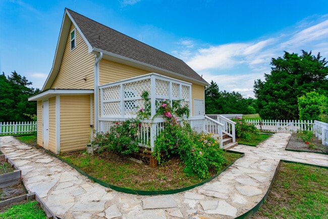 Photo - 404 N Meyersville Rd