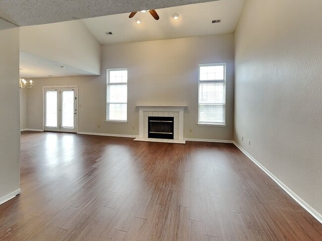Photo - 10304 Liverpool Way