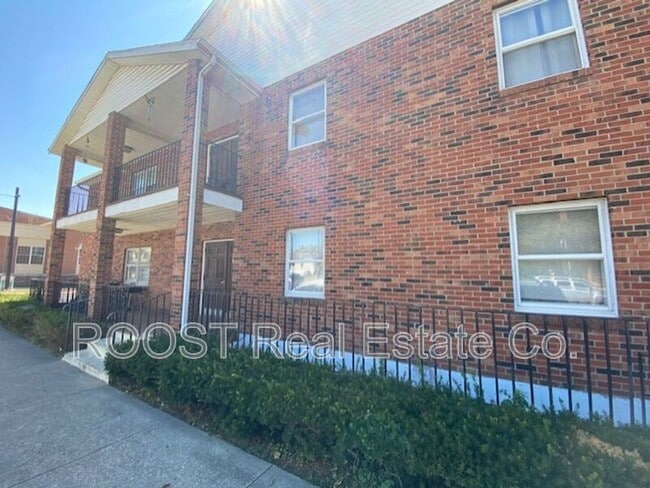 Building Photo - 5 N Chillicothe St Rental