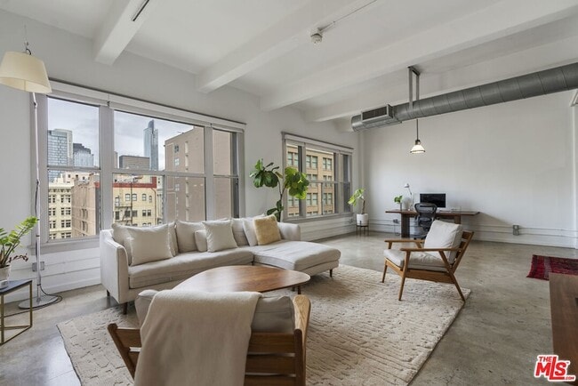 Building Photo - 814 S Spring St Unit 8