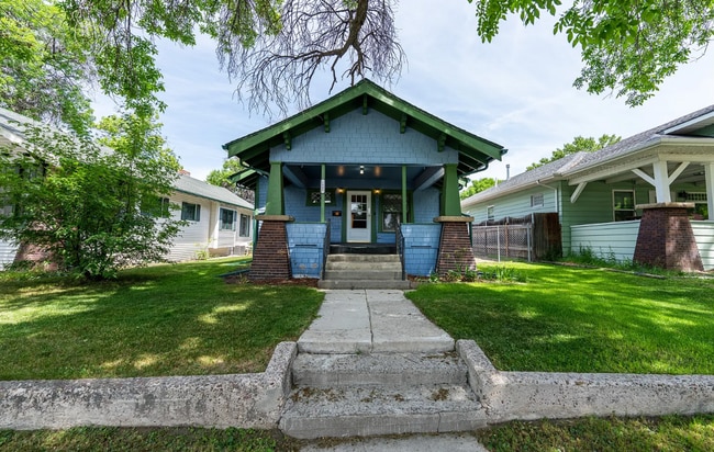 Building Photo - Large Beautiful Home