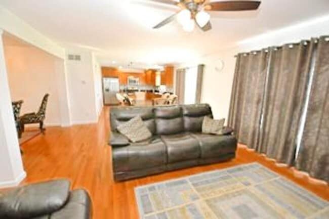 Photo - Short or long term Executive 4 bedroom 2.5...