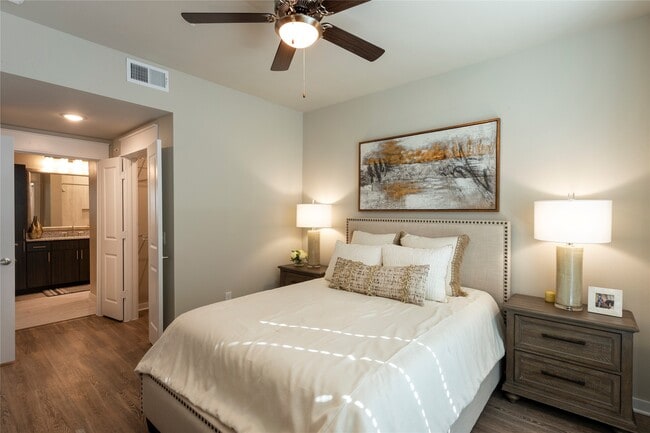 Building Photo - 15915 Kingfield Dr Unit 2313 Rental