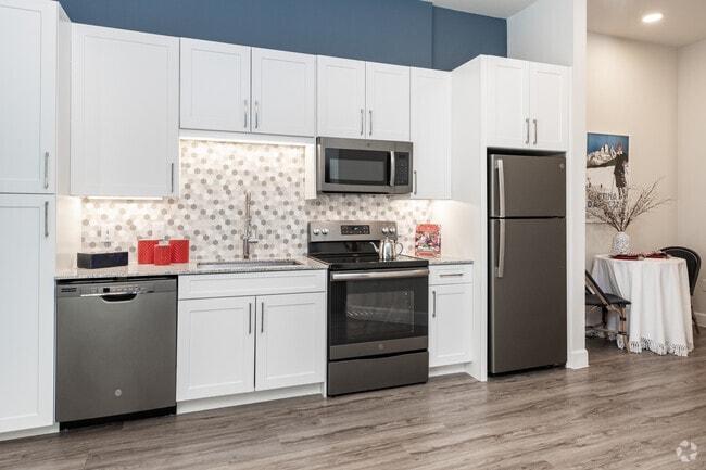 1BR, 1BA - 590 SF
