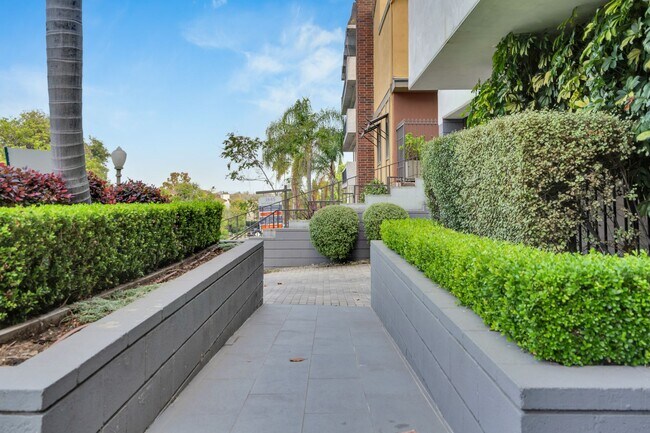 Holmby Apartments