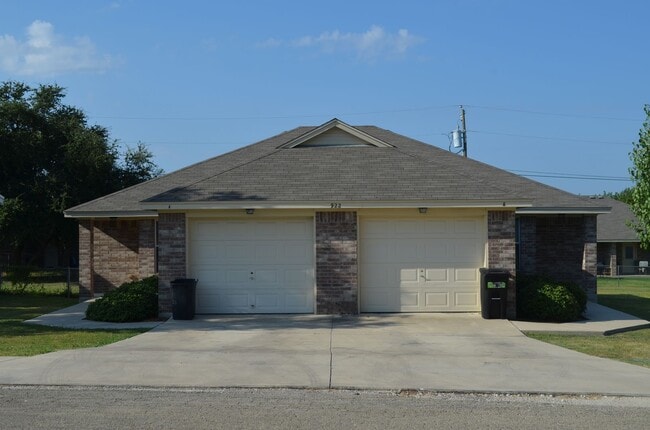 Building Photo - 922 RW Unit A-STILL OCCUPIED BY RESIDENT